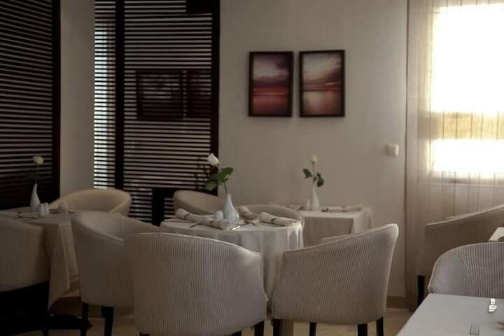 Dining 32 of 41