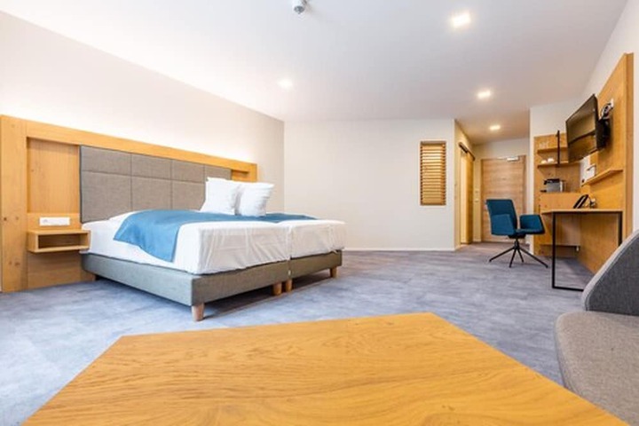 Room 4 of 43