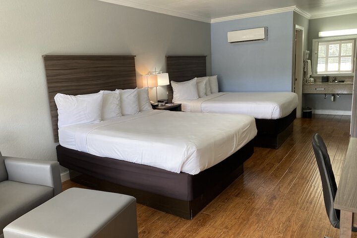2 Queen Beds (7 of 8)