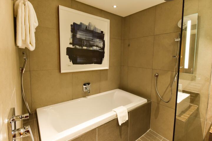 Room 52 of 100