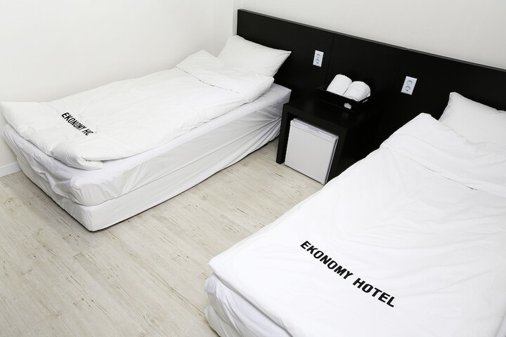 Room 9 of 47