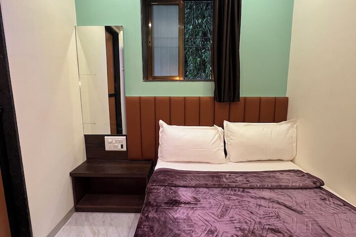 Room 10 of 18