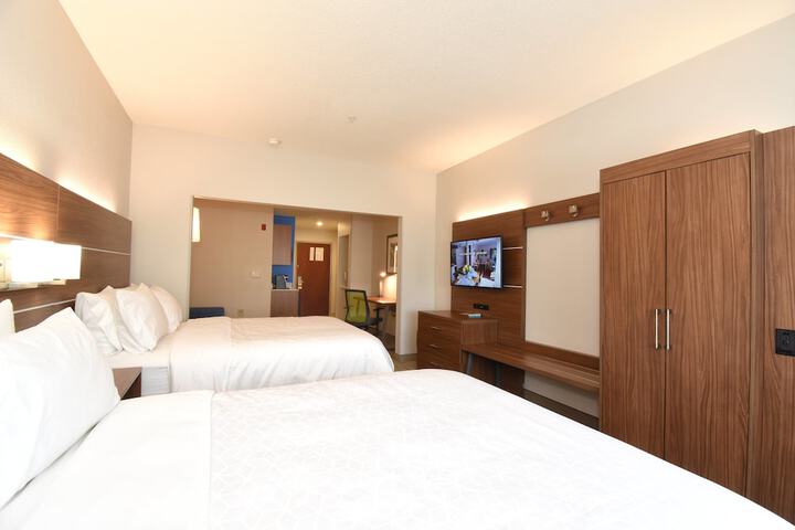 2 Queen Beds (13 of 16)