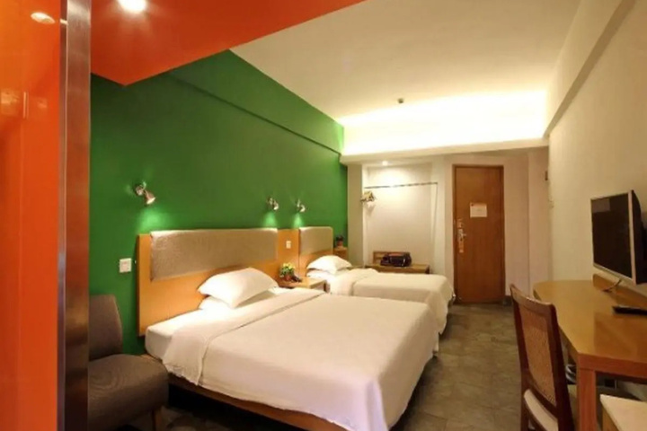 Room 4 of 17