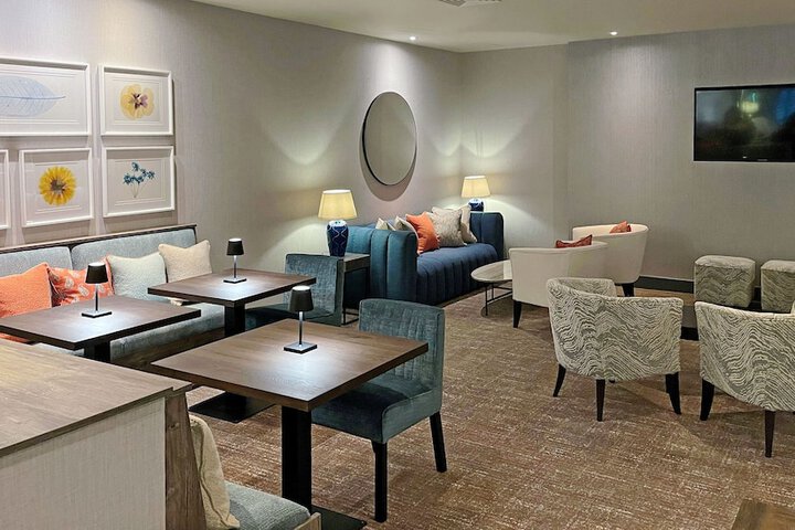 Lounge 70 of 86
