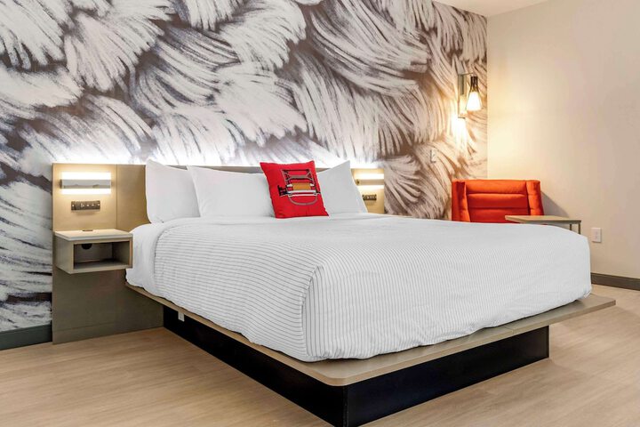 1 King Bed (14 of 19)