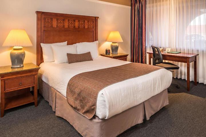 1 Queen Bed (7 of 18)