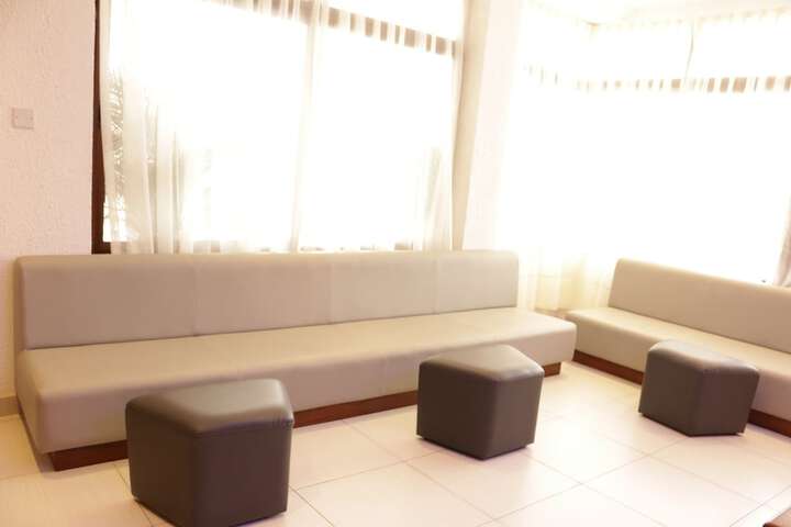 Lounge 21 of 22