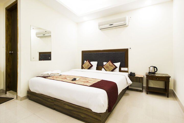 Room 5 of 11