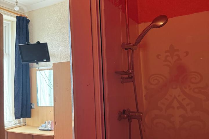 Room 27 of 43