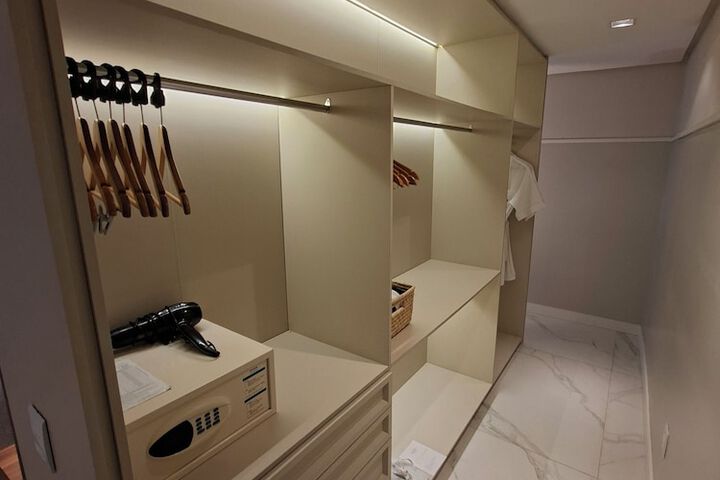 Room 34 of 100