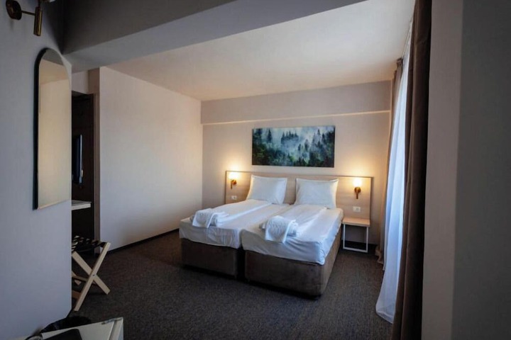 Room 16 of 28