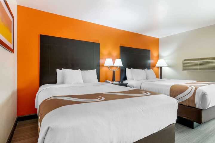 2 Queen Beds (2 of 12)