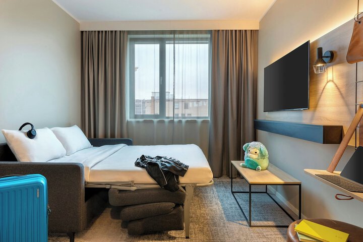 Room 32 of 68
