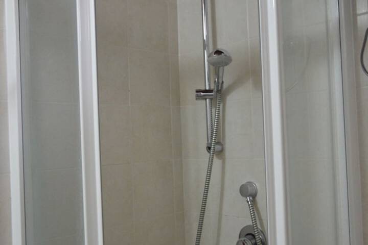 Room 16 of 38