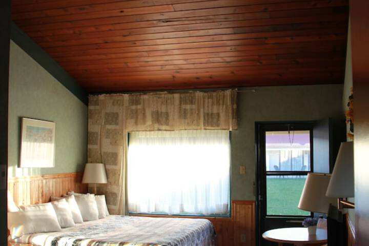 Superior Room 1 King Bed Jetted Tub Pool View Hardwood Floors (8 of 8)