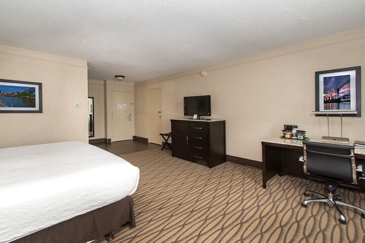 1 King Bed Sofa Bed Work Desk Refrigerator WiFi Keurig Coffee Maker Full Breakfast (2 of 15)