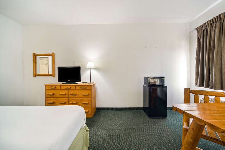 1 King Bed (16 of 17)
