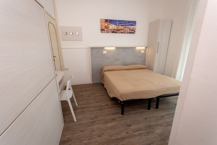 Room 8 of 25