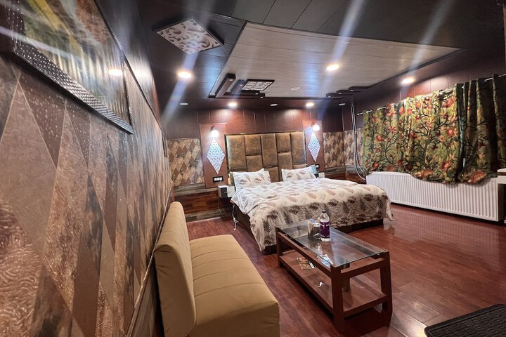 Room 11 of 80