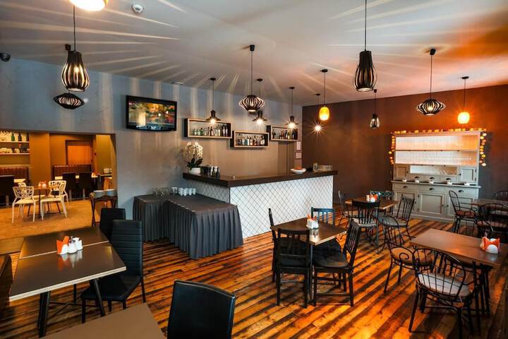 Lounge 54 of 67