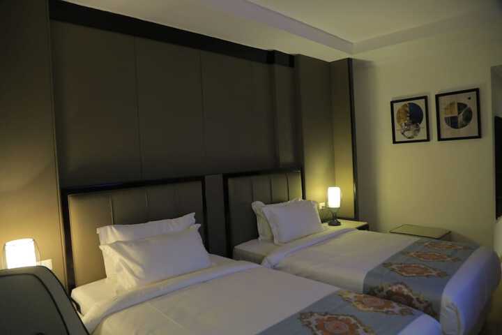 Room 8 of 33