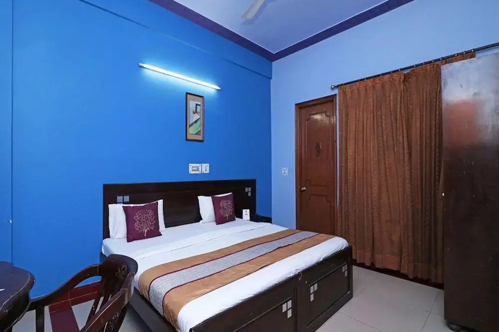 Room 4 of 8