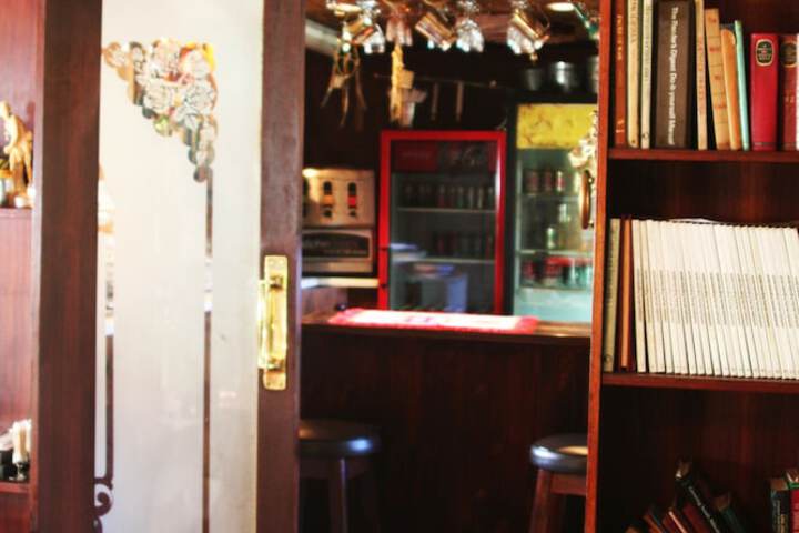 Lounge 22 of 35