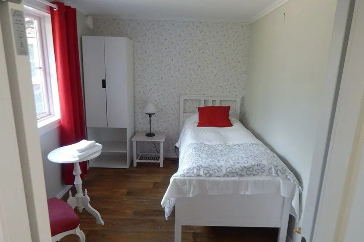 Room 2 of 9
