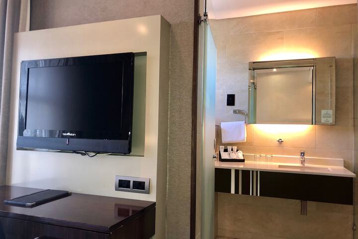 Room 13 of 79