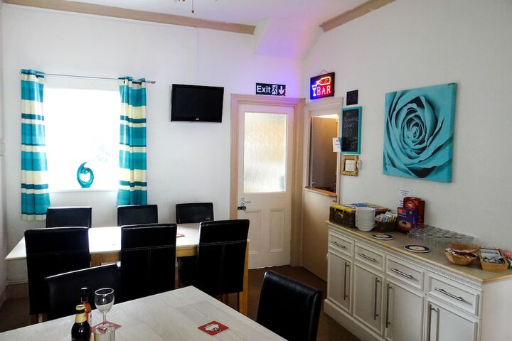 Lounge 5 of 6