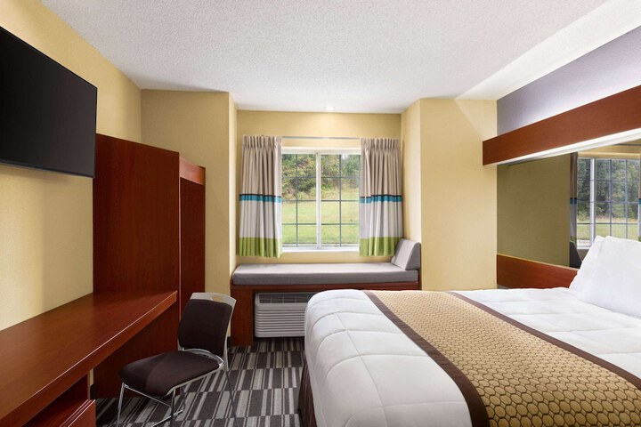 Room 11 of 28