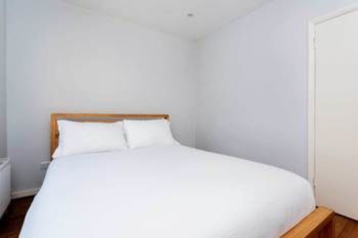 Room 5 of 9