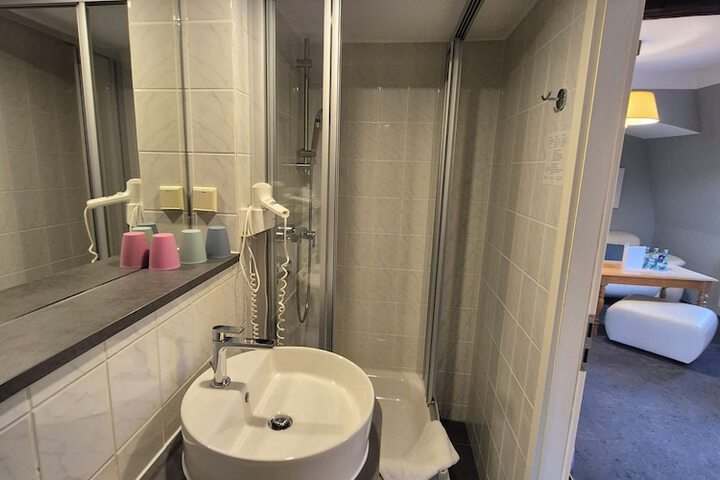 Room 15 of 23