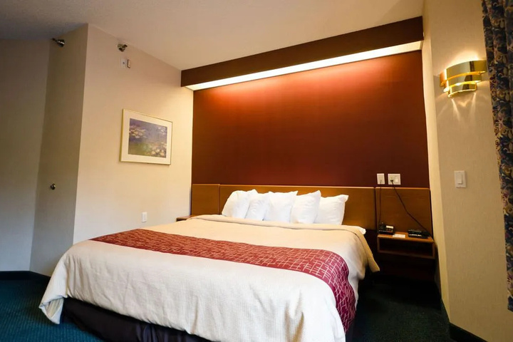 Room 4 of 18