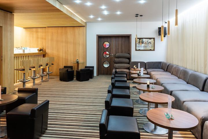 Lounge 83 of 106