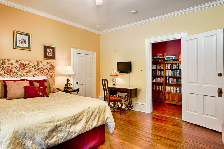 Room 10 of 16