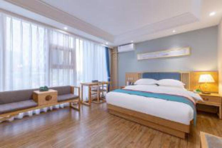 Room 8 of 10