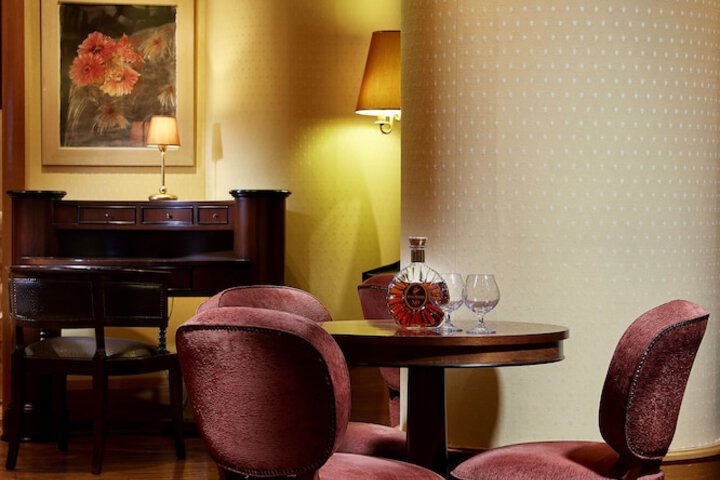 Lounge 118 of 139