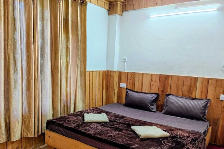 Room 2 of 37