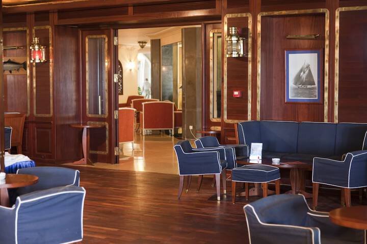 Entrance & Lobby
