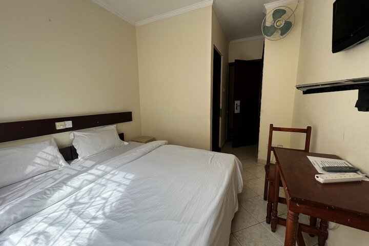 Room 5 of 12