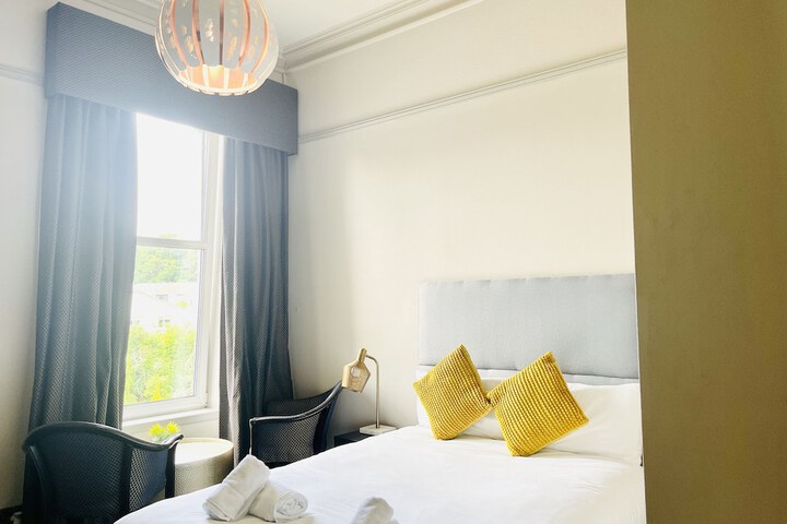Room 4 of 33