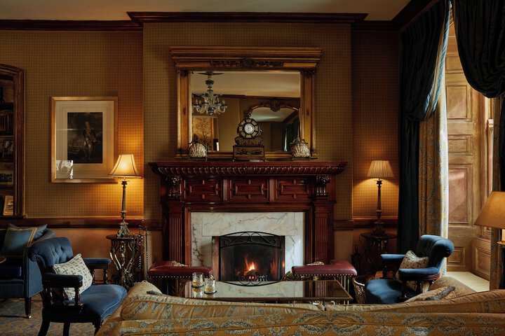 Lounge 76 of 85