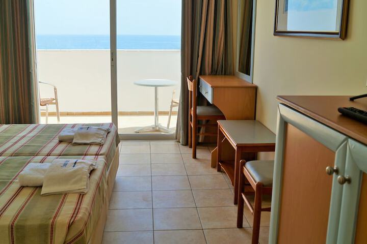 Room 6 of 35