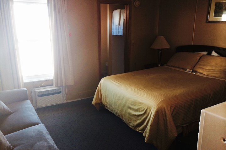Room 11 of 32