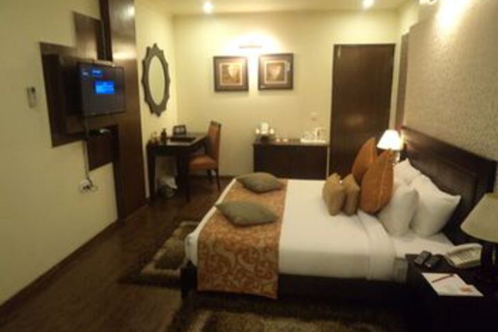 Room 5 of 14