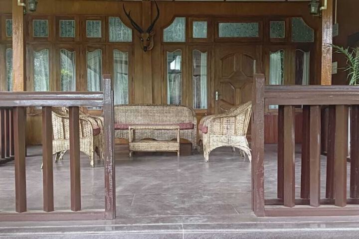 Room 5 of 12