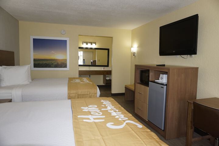 1 Queen Bed (8 of 18)