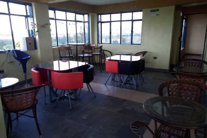 Dining 8 of 19